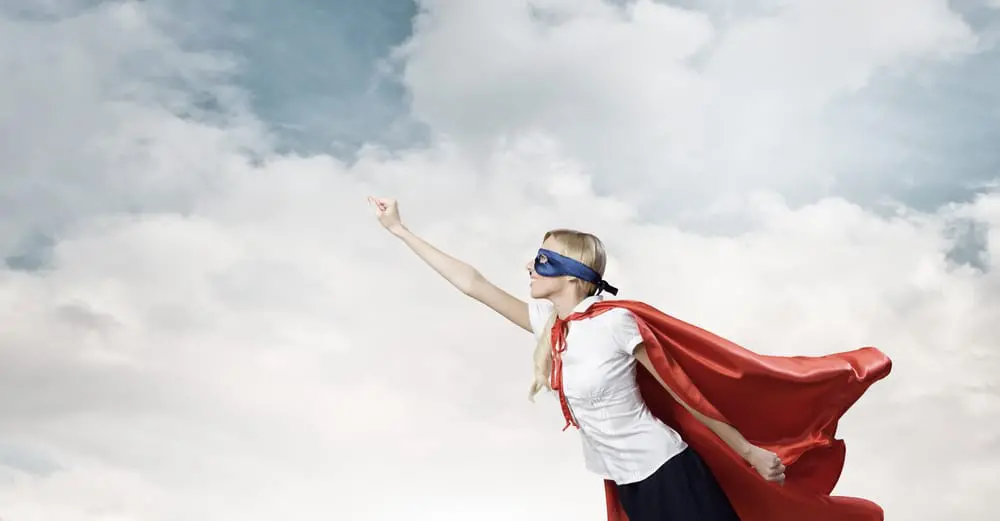 Vrouw gekleed als superheld met cape. Hoe helpt een Loopbaanexpert loopbaancoach je bij twijfels over je job?
