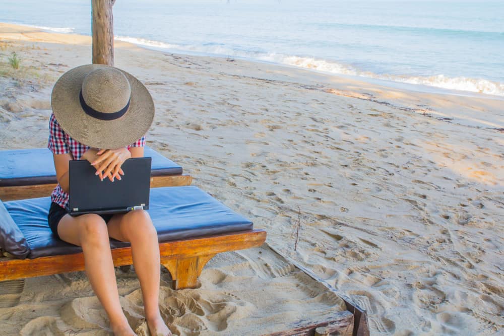 Vrouw peinzend op het strand of ze een carrièreswitch moet maken