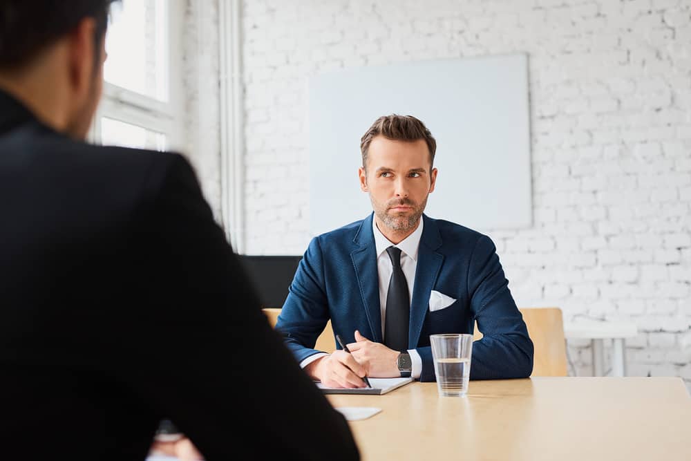 Mannelijke jobhopper denkt tijdens interview ‘had ik maar tips voor een goed cv’ gehad